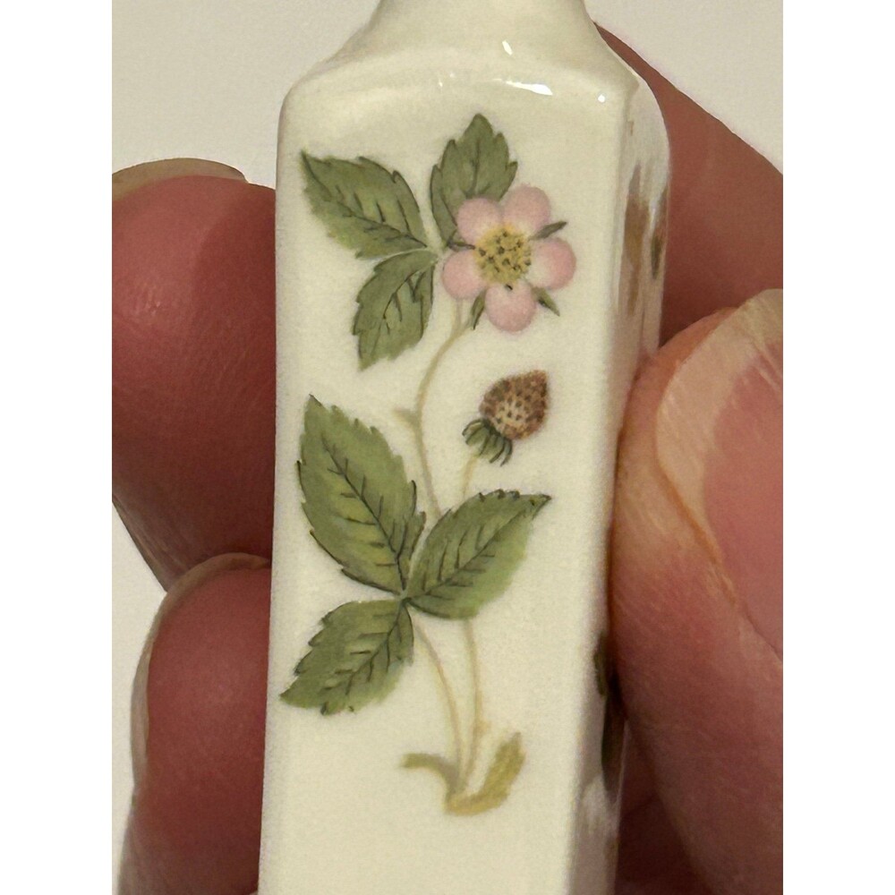 (2) Wedgwood Miniature Vases - Picture 5 of 12